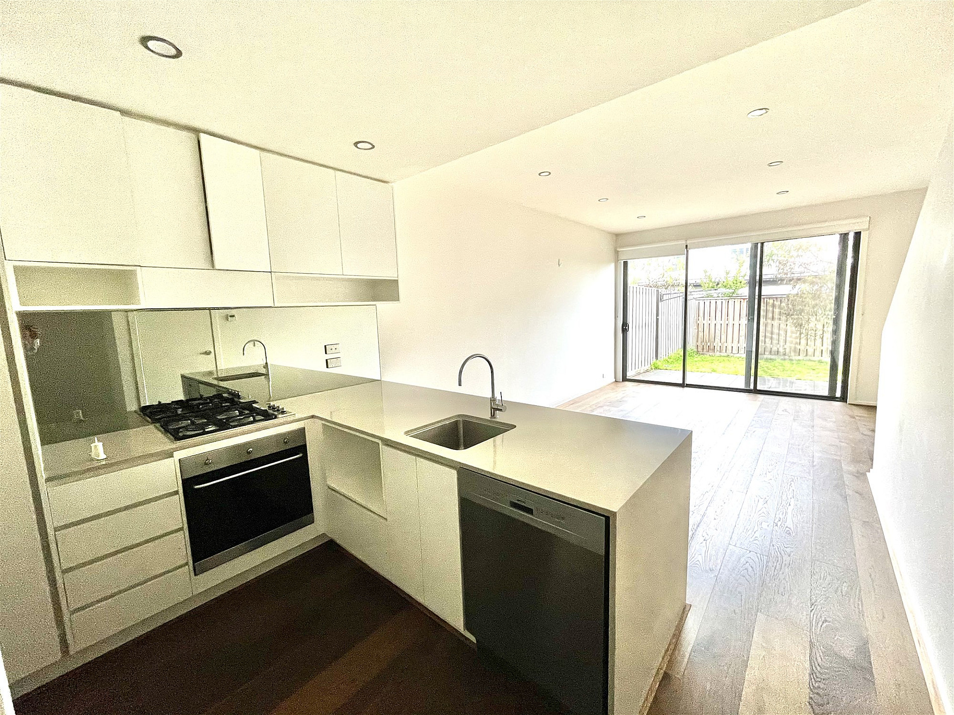 2 Cresbrook Lane, IVANHOE, VIC, 3079 550/Week