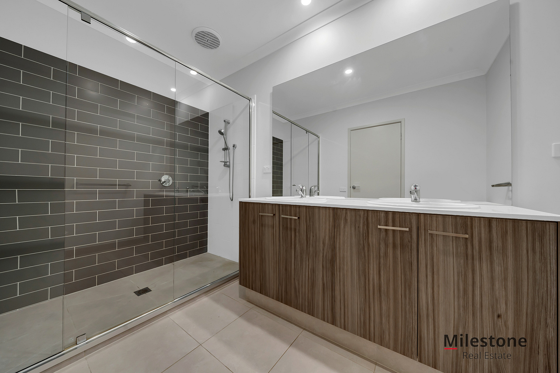 18 Parkdale Drive, LYNDHURST, VIC, 3975 695,001